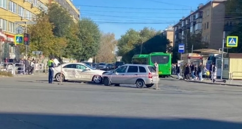 Школьница получила травмы при столкновении двух машин в Челябинске