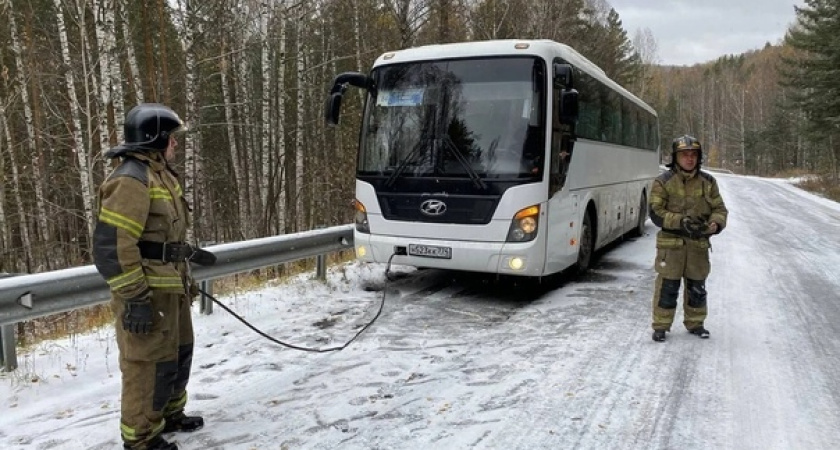 Спасение в зимней непогоде: рейсовый автобус застрял на трассе в Челябинской области