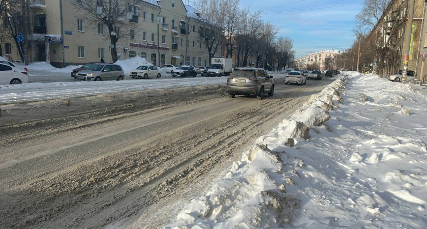 Более ста машин задействовано в уборке снега в Челябинске