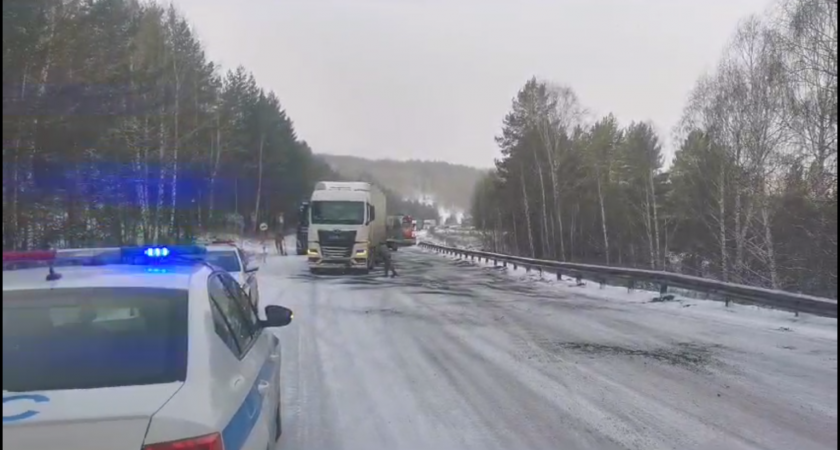 Трасса М-5 в Челябинской области встала в пробку из-за снегопадов