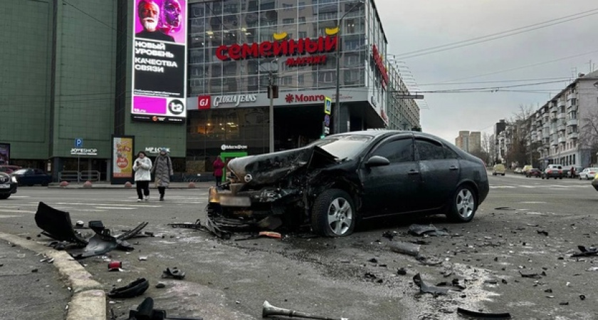 Мощное столкновение иномарок произошло в центре Челябинска: пострадала пассажирка, перекресток перекрыт