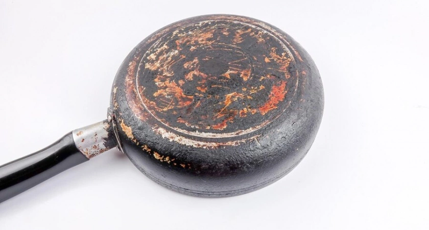 Всего 300 г на сковородку, и черный нагар слезает на глазах - чистота зеркала и приятный запах