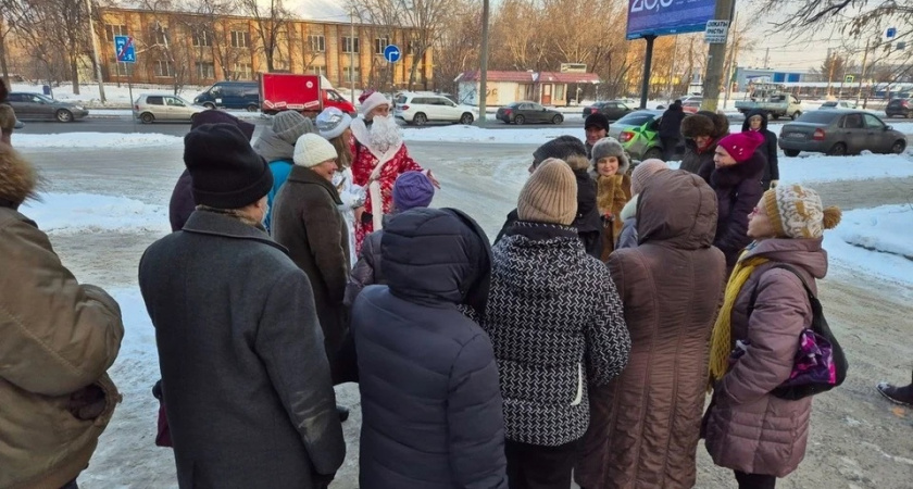 Челябинская клиника «Другая медицина» организовала новогодний праздник для бездомных с участием Деда Мороза