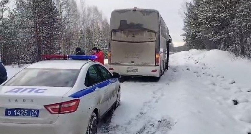 На трассе М-5 в Челябинской области сломался пассажирский автобус 