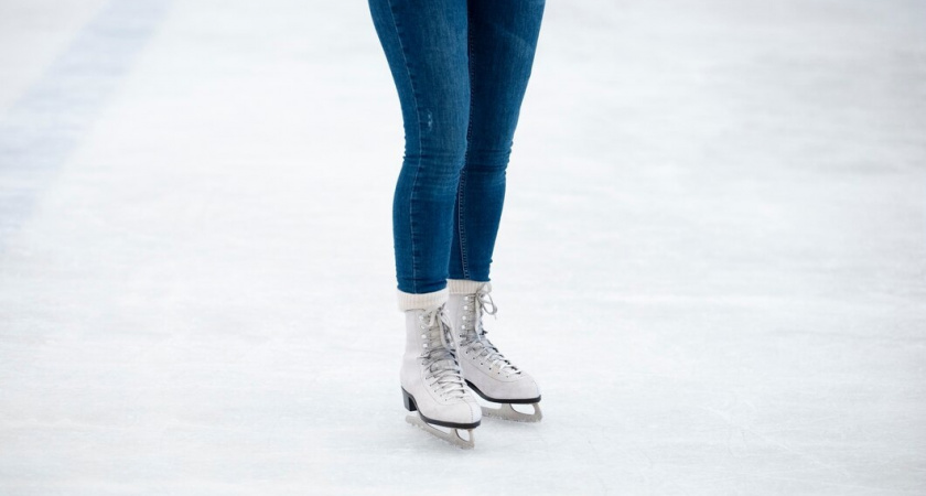 В Челябинске восстановили дверь в раздевалку у катка в Арт-сквере: любители льда снова смогут переодеваться в тепле