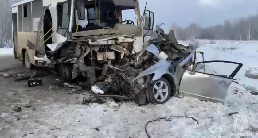 Два человека погибли при столкновении легкового авто с автобусом в Челябинской области