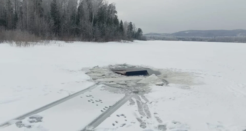 В Челябинской области на водохранилище отечественный автомобиль провалился под лед