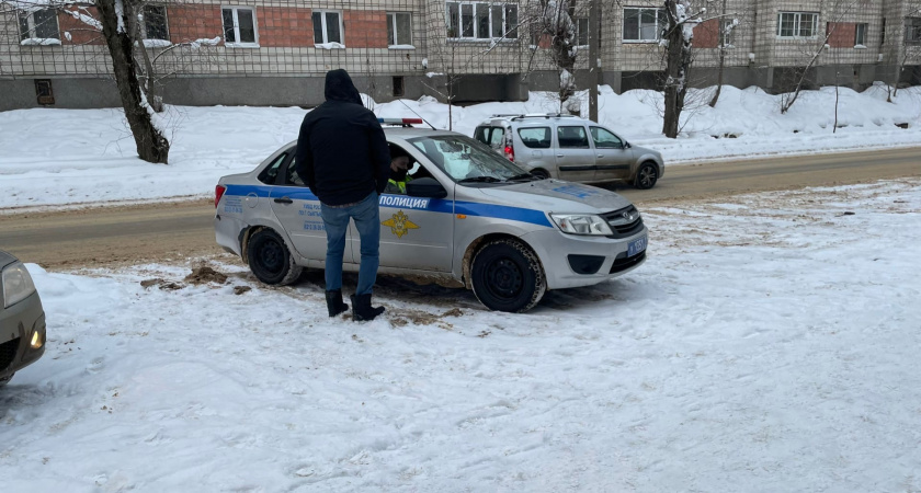 В Челябинской области полицейские задержали двух мужчин, разбивших угнанную машину  