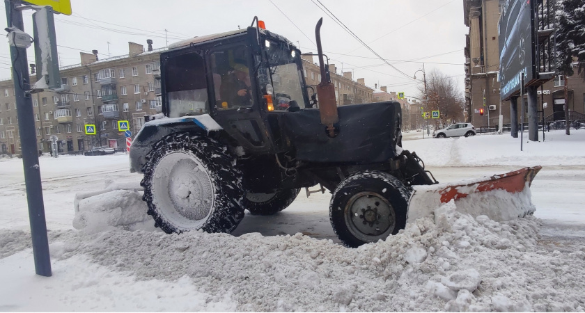 Челябинск очищают от снега: 600 рабочих и более 200 спецмашин борются с непогодой