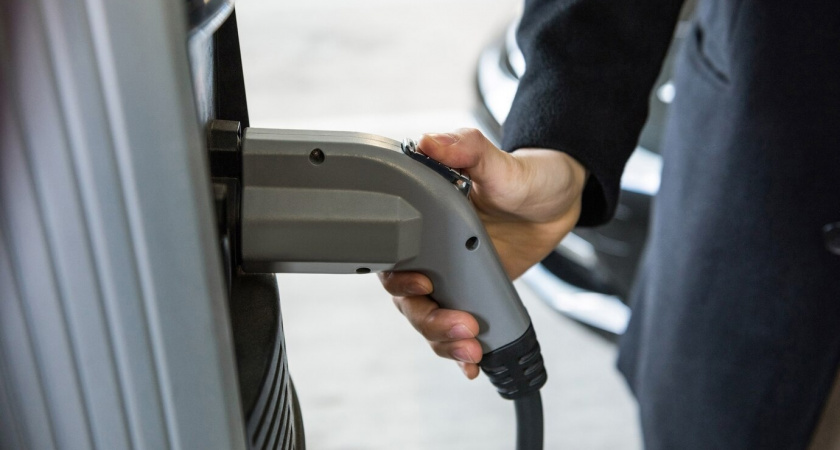 Челябинские зарядные станции для электромобилей покоряют Свердловскую область: Tesla и Zeekr уже заряжаются