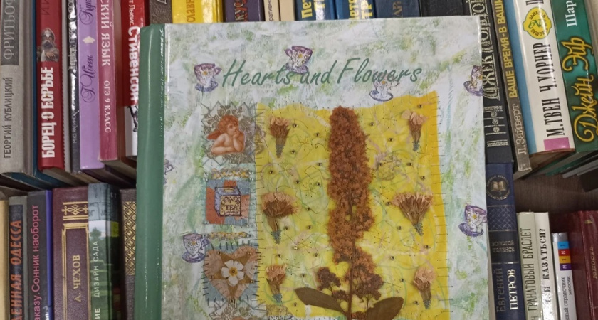 Букинист из Челябинска обнаружила удивительные предметы, спрятанные между страницами старых книг