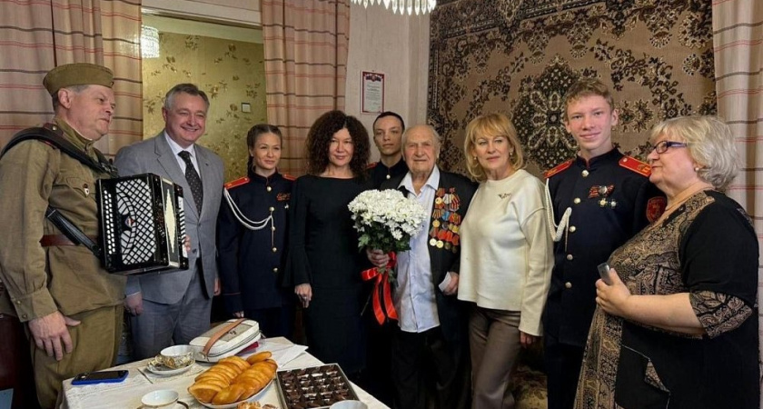 В Челябинске бывшему снайперу вручили медаль в честь 80‑летия Победы