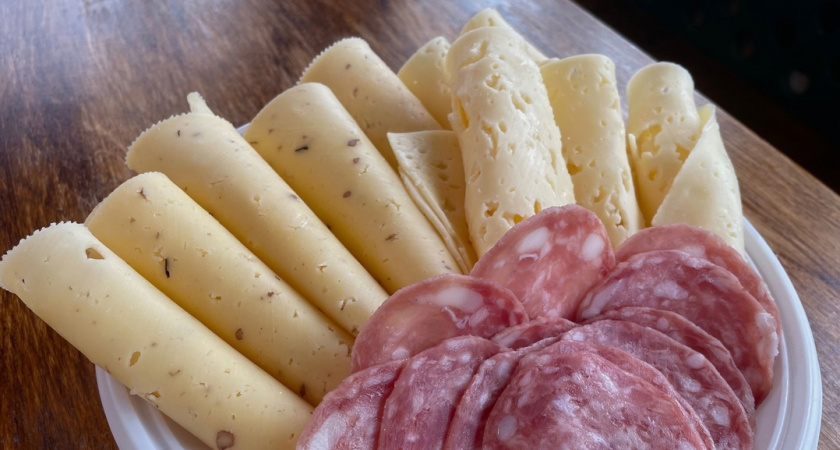 В Челябинске детские сады получили сыр сомнительного качества, его происхождение вызывает вопросы