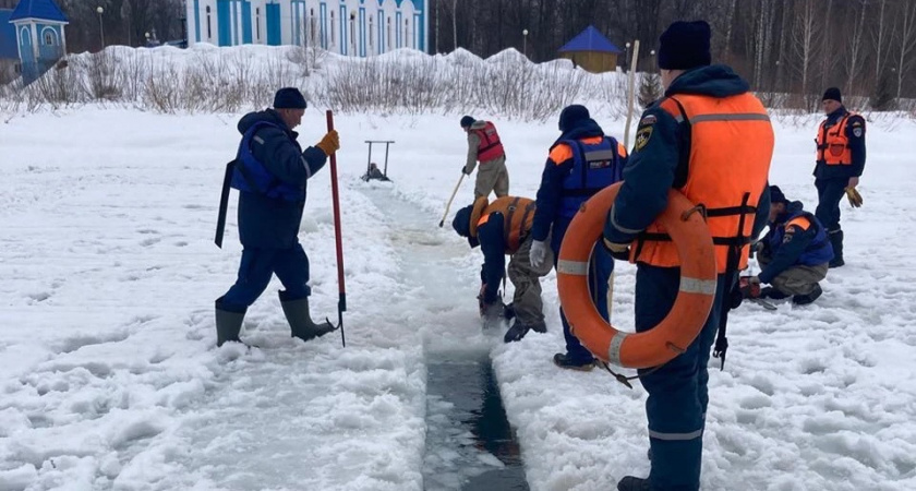 В Челябинской области начали разрушать лед на реках для предотвращения паводков