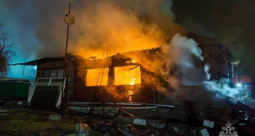 В Челябинской области пожар уничтожил два дома