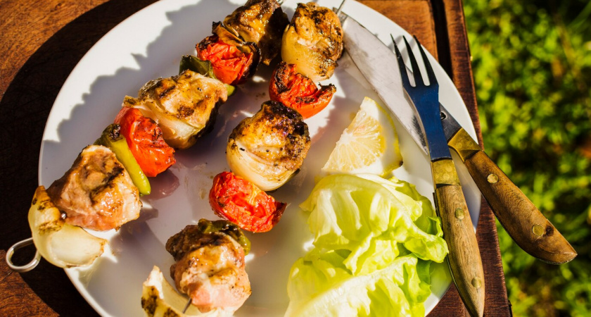 Румяная корочка и сочная мякоть — готовим вкуснейший маринад для шашлыка из курицы
