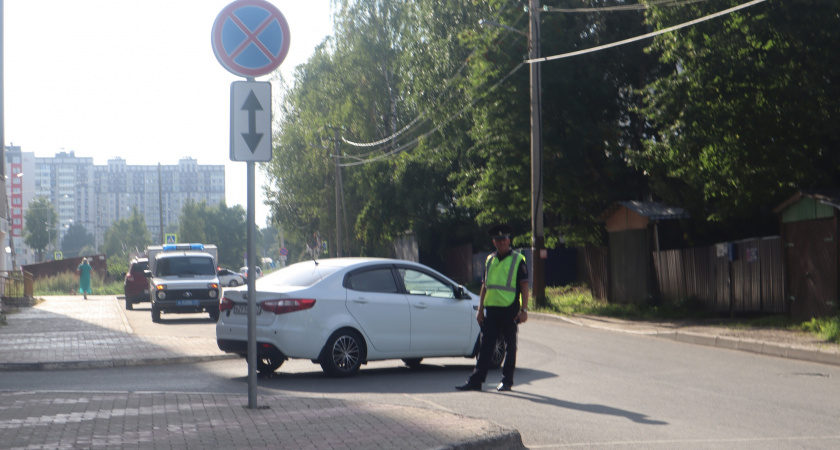 Водителей с большим стажем обяжут пересдавать права в середине мая - кого это коснется