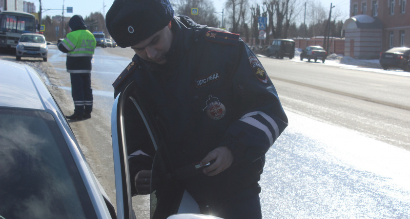 Штраф 500 рублей каждому водителю, если найдут это под капотом: ГАИ начала поиск именно таких авто