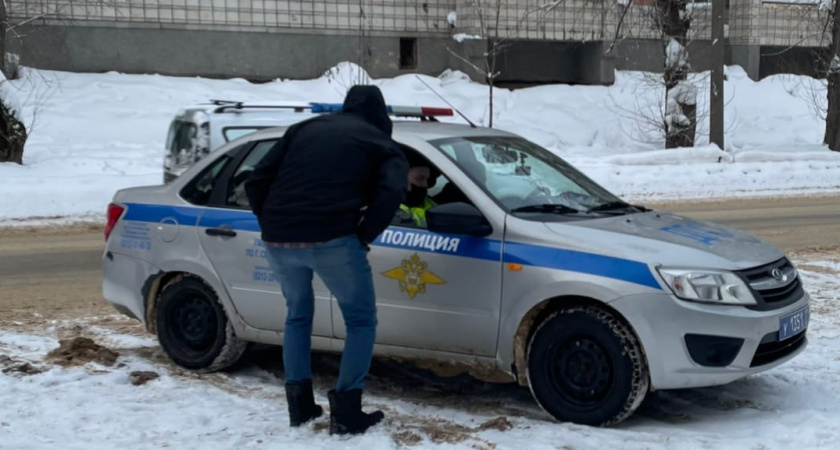 Автоюрист пояснил, почему категорически нельзя говорить инспектору ГИБДД, кем и где работает водитель: запомните на всю жизнь