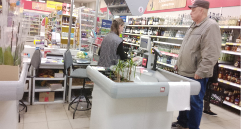 Почему в магазинах больше не расплачиваюсь картой: оказалось кассиры "Пятерочки" и "Магнита" внимательно смотрят именно на эти данные