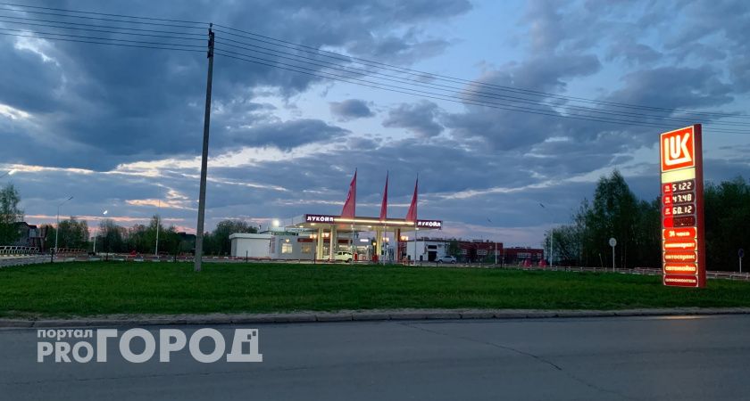 Житель Южного Урала на месячную зарплату в среднем может купить 1191 литра бензина