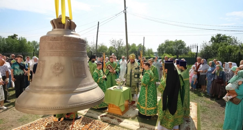 В Челябинской области освятили 2,5-тонный колокол одного из городских храмов