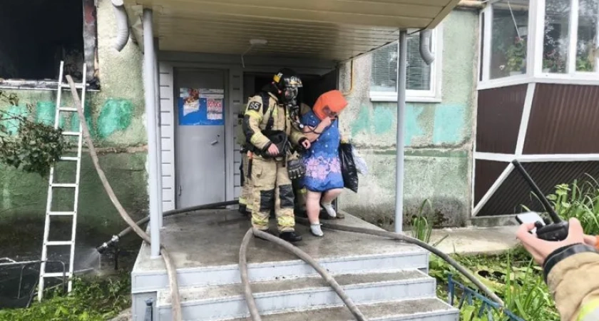 Огнеборцы спасли пятерых человек из горящей пятиэтажки в Челябинской области