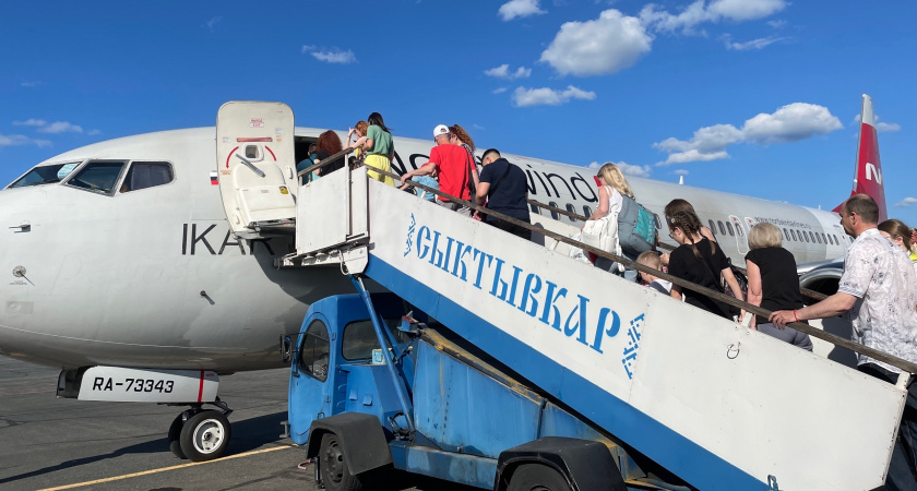 Опытная стюардесса рассказала, почему в самолет ни в коем случае нельзя надевать джинсы или кроссовки