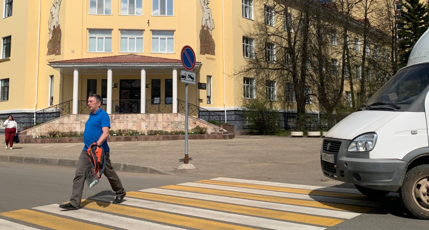 Верховный Суд поставил точку: надо ли водителю ждать, пока пешеход полностью перейдёт дорогу