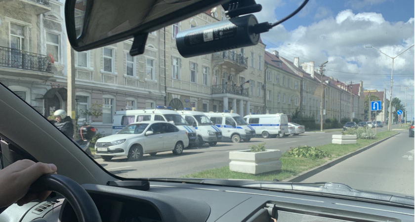 Обязан ли водитель остановиться, если инспектор ГАИ одет не по форме: касается каждого водителя