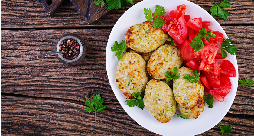 В разы вкуснее любого мяса: рецепт сочных и нежных кабачковых котлет — улетят со стола за 1 минуту