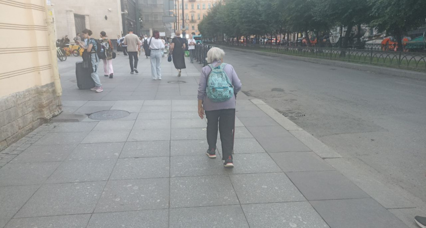Пожилым необходимо сходить в соцзащиту за выплатой. Деньги уже выдают