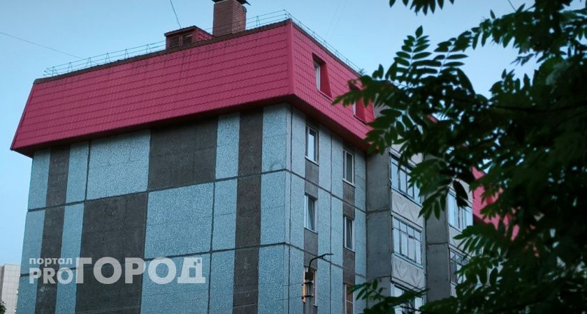 В Челябинской области обрушение шифера с крыши во время ремонта электросетей травмировало юную велосипедистку