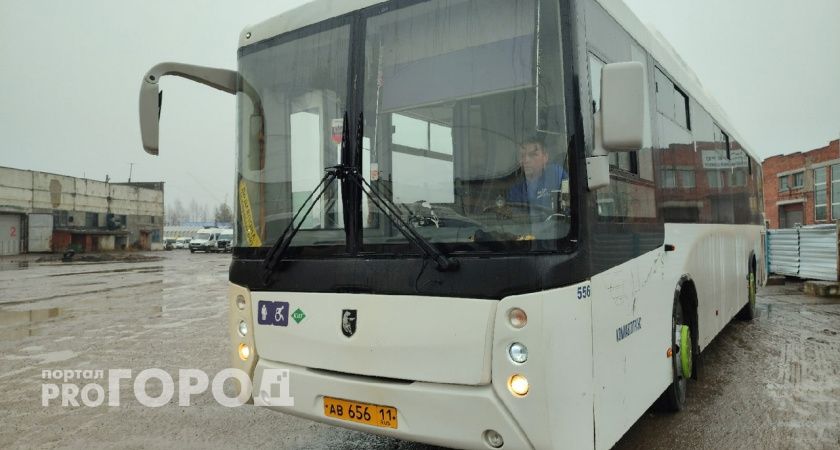 Из челябинского автобуса двое молодых парней вынесли огнетушитель 