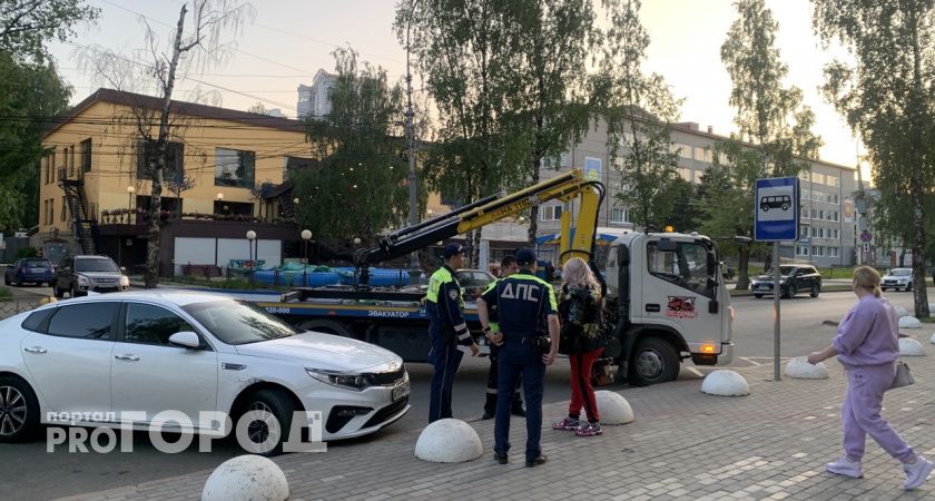 В Челябинске мужчина танцевал на крыше своего авто: сотрудники ГАИ изъяли машину