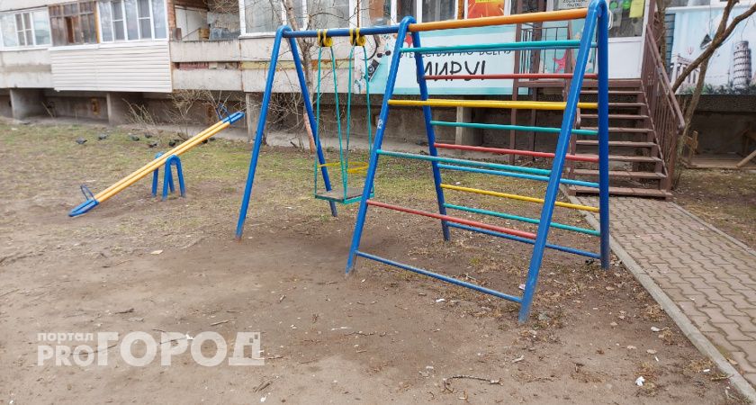 В Челябинске в одном из парков качели лопнули под ребенком 