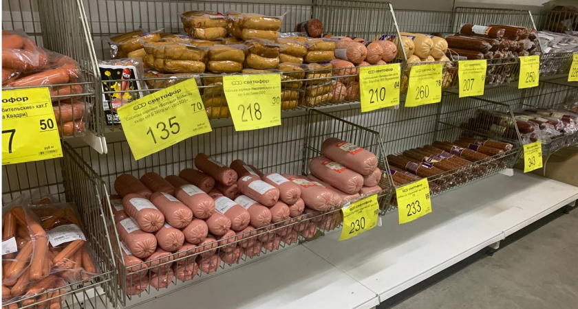 Продавец рассказала - зачем люди за один раз берут в «Светофоре» по 10-20 палок колбасы и по 20 кг сосисок
