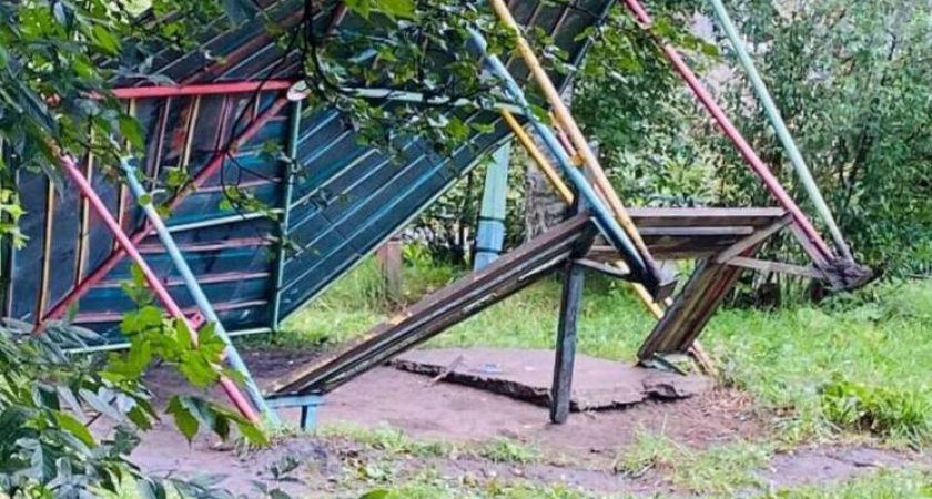 На Южном Урале крытая беседка рухнула прямо на детской площадке 