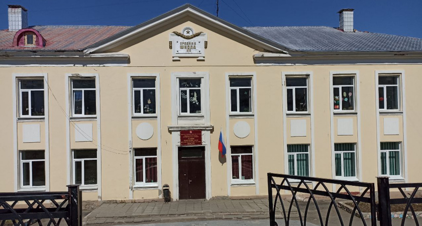 Люди толпой вышли на улицу и устроили бунт, ведь за 2 недели до начала учебного года обычную школу сделали платной