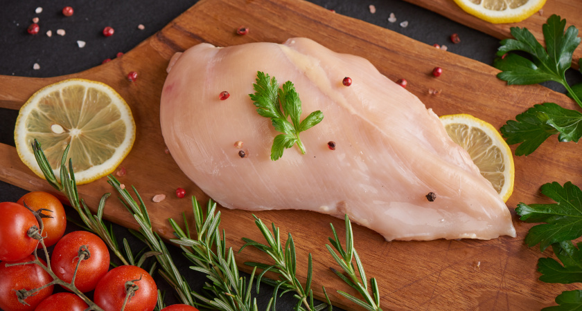 Куриную грудку запекаю ровно 12 минут и получаю сочное мясо: едят даже те, кто грудку не любит