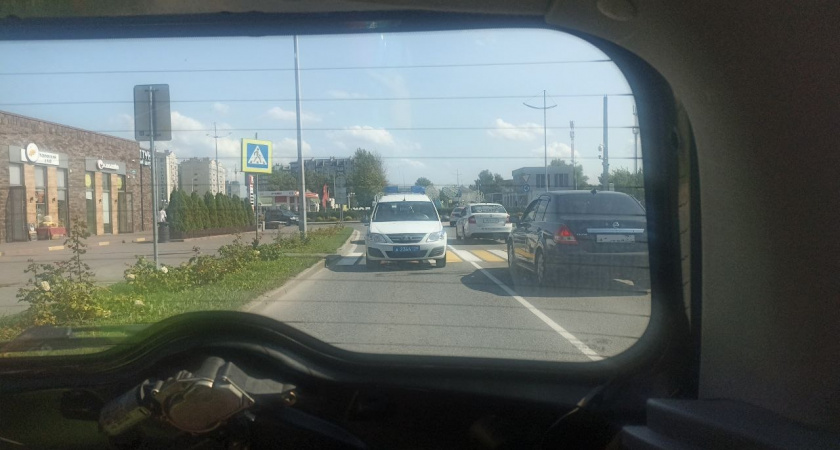 Инспектор ДПС хочет выписать штраф за непристёгнутых задних пассажиров: 2 весомых аргумента, чтобы избежать оплаты и продолжить движение