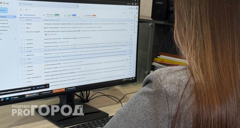 Половина челябинцев не видит измены в кокетстве на работе