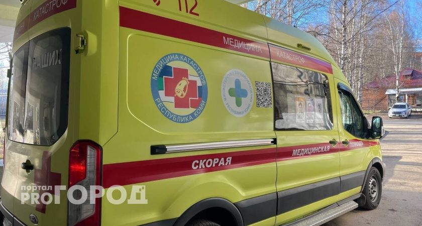 В Челябинске "легковушка" врезалась в дерево 