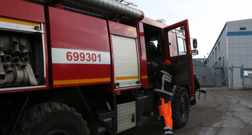В Магнитогорске Челябинской области птичник оказался во власти огня
