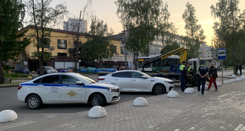 В Челябинске машина вылетела на остановку после столкновения возле универститета