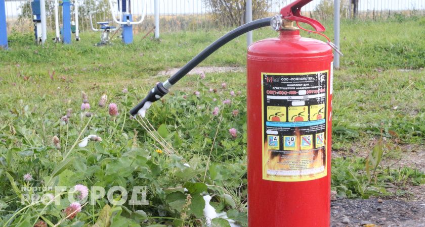 В Челябинске после двойного ДТП загорелась машина такси 