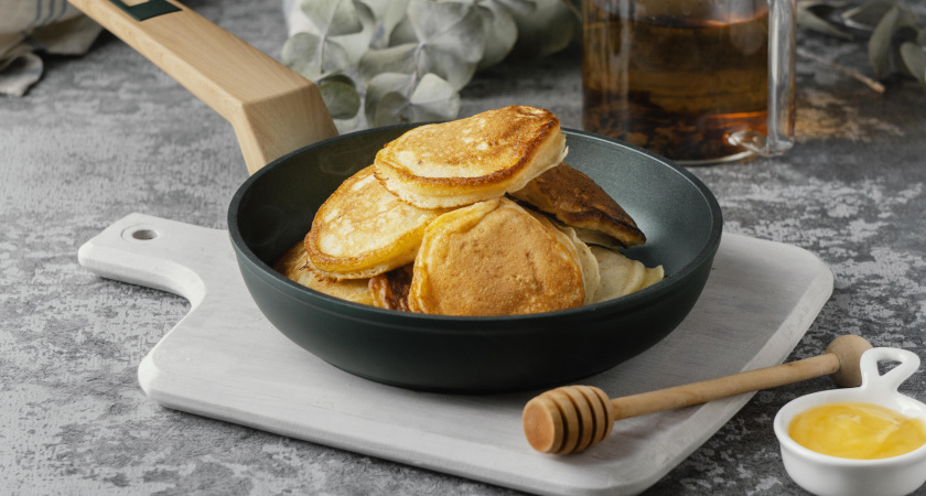 Чтобы оладьи были высокими, не впитывали масло, не были "хлебными": Открыла для себя 3 "неправильных" хитрости, заменяют "правильные"