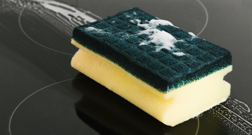 Всего 1 капля этого средства - и плита засияет ярче новогодней елки: мощный лайфхак для чистки стеклокерамики без усилий