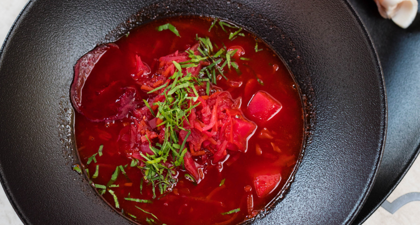 Как варят настоящий борщ, а не суп со свеклой: нашла рецепт в книге 1952 года. Есть две тонкости: от них зависит вкус и рубиновый цвет