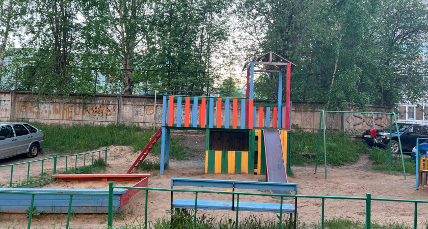 Школьница получила тяжелые травмы после игры на детской площадке в Челябинске